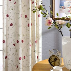 上品な花を刺繍されたドレープカーテン